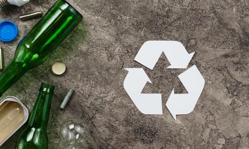 de-la-plage-a-latelier-le-parcours-dune-bouteille-en-verre-recyclee-min